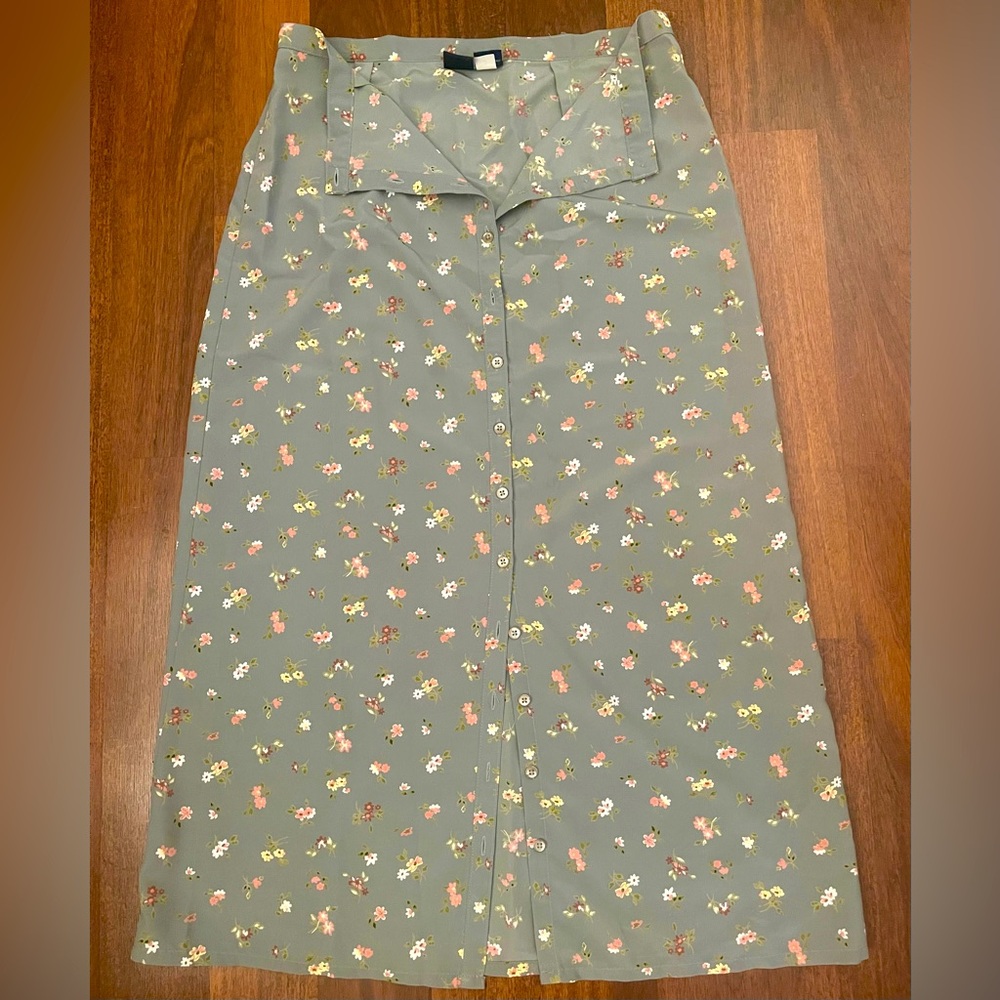 Vintage Gap floral skirt. Full button closure around front.
